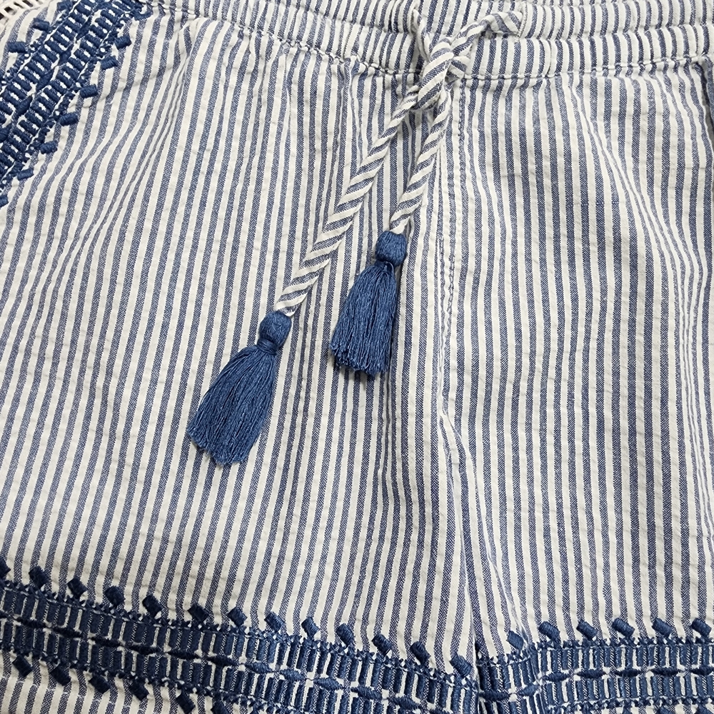 Vineyard Vines Blue and White Striped Embroidered Women’s Shorts with Tassel Tie - Picture 2 of 9